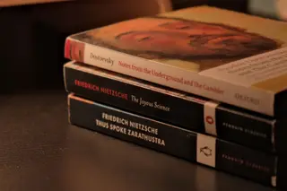 Üst üste dizilmiş kitaplar